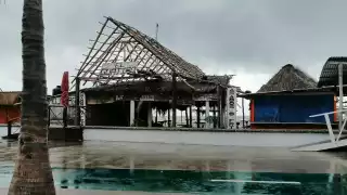 Vientos que tiraron estructuras y techos de varias palapas