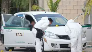El cuerpo del taxista quedó en el asiento del copiloto, cuando familiares intentaron trasladarlo al Hospital General de Cancún luego de ser baleado