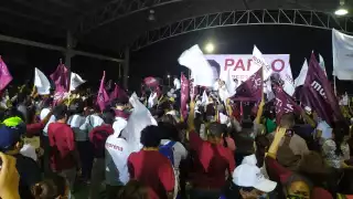 Alrededor de las 21:30 horas se dieron cita los simpatizantes de Morena para mostrar su respaldo a su favorito, en un evento en donde no se respetó la sana distancia