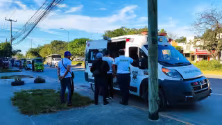 Motociclista impacta contra mototaxi sobre sobre la avenida ChacMool de Cancún y termina lesionado