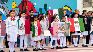 Niños de Ciudad del Carmen rinden homenaje a la Bandera Nacional