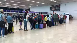Desde temprana hora los viajeros se enfilaron para documentar sus maletas en el Aeropuerto de Cancún Foto: Mario Hernández