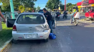 En el interior del automóvil compacto, quedó atrapada una menor de edad, quien resultó lesionada