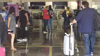 Los protocolos contra el COVID-19 se pausan durante el servicio de comida