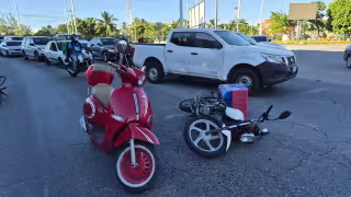 Choque entre dos motociclistas deja a una repartidora lesionada en Ciudad del Carmen