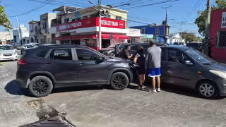 Choque por no respetar alto deja daños menores en la colonia 1 de Mayo de Ciudad del Carmen