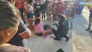 Al lado se halla un mujer quien de manera extraoficial se cree que es familiar de la víctima