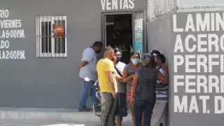 Familiares llegaron al lugar para ver al hombre que había perdido la vida minutos antes