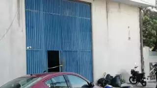 Las autoridades acordonaron la entrada de la bodega en Chetumal para realizar las investigaciones correspondientes