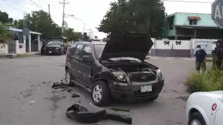 La camioneta fue impactada por un automóvil Kia placas YYY-587-D que circulaba de Norte a Sur sobre la 32