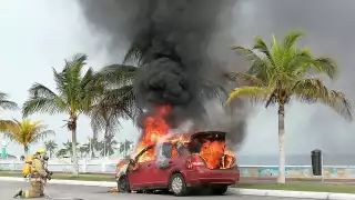 El conductor pudo salir del vehículo minutos antes de que empezaran las llamas