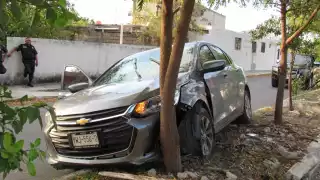 El auto terminó subiendo sobre el camellón