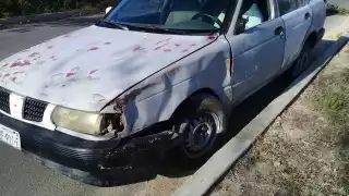 Por exceso de velocidad vehículo se impacta contra un camellón en Chetumal