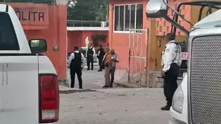 Testigos aseguran que con lujo de violencia entraron a una de las habitaciones