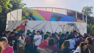 Jóvenes en Campeche pintan mural por la paz y contra las adicciones en parque Ximbal