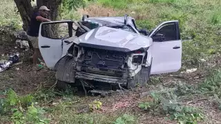 Camioneta termina destrozada tras estallarle un neumático en la vía Champotón-Campeche; tres lesionados 
