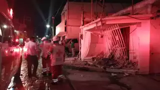 Petrolero dormita y choca contra una barda en el centro de Ciudad del Carmen