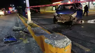 Al llegar a la altura de la calle Escárcega presuntamente perdió el control del volante por el exceso de velocidad