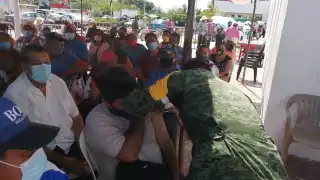 Para evitar las aglomeraciones de la primera dosis, dividieron la vacunación en dos días