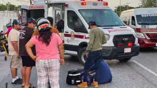 Tres lesionados tras choque entre motocicletas frente a la terminal Medher