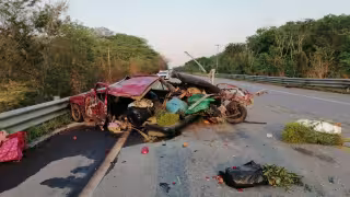 Las unidades quedaron destrozadas en la carretera