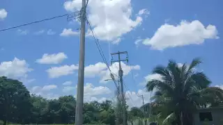 CFE ignora falla eléctrica en Escárcega; vecinos temen incendios por cortos circuitos