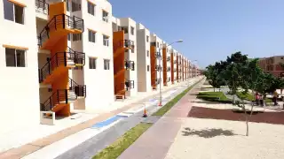 La mujer cayó al jardín, lo que aligeró la caída, pero requirió su traslado al hospital