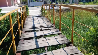 Puente de Escárcega en riesgo de colapso; vecinos de la Emiliano Zapata exigen solución urgente