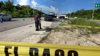 El cuerpo del hombre atropellado permaneció custodiado en la carretera Cancún-Playa del Carmen en espera de Servicios Periciales de la FGE Quintana Roo