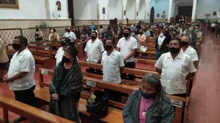 Las veneradas efigies regresaron a sus urnas tras concluir la ceremonia eucarística a la que acudieron 320 feligreses católicos