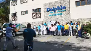 Empleados de delfinarios protestan en Quintana Roo; se van a paro de labores