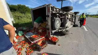 Ponchadura provoca volcadura de una camioneta con verduras en la carretera Cancún–Playa del Carmen