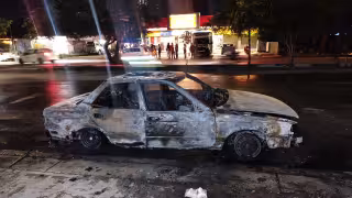 Se incendia taxi del sindicato Andrés Quintana Roo en la avenida Leona Vicario
