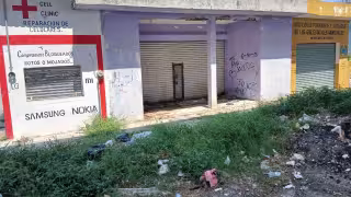 Edificio abandonado usado como baño público en Campeche