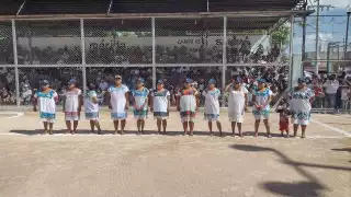 Las amazonas son conocidas por su forma tan peculiar de jugar softbol, sin zapatos y con hipil