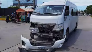 La camioneta impactó al taxi al cambiar de carril