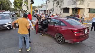 Se pasa el semáforo y choca  contra motocicleta en Ciudad del Carmen; dos jóvenes heridos
