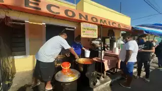 Una larga fila de hambrientos comensales se forma cada domingo por las mañanas en esta colonia que se despierta con el tradicional sazón local