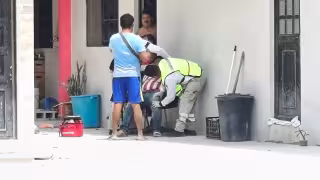 Hombre cae del techo en Bellavista y es trasladado al hospital