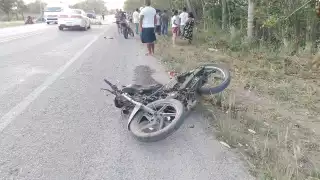La camioneta se salió de la carretera y se impactó contra un árbol