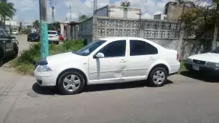El automóvil terminó con una abolladura del lado de la puerta del conductor, luego del accidente en Chetumal