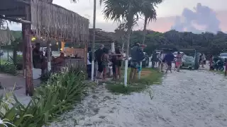 La fiesta clandestina fue reportada al número de emergencias, lo que provocó que autoridades policiacas acudieran a Caleta Tankah