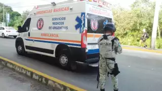 Un vehículo de la Guardia Nacional cerró parcialmente el paso para evitar otro percance en el Boulevard Playa del Carmen