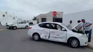 El automóvil Versa chocó contra un Attitude en la calle 126 A del fraccionamiento los Héroes