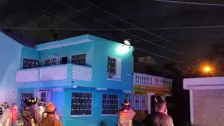 Vecinos comenzaron a tener fallas de energía eléctrica, se percataron de que a lo alto del poste algo se estaba incendiado