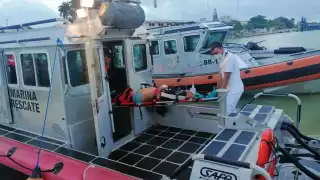 Marina rescata a pescador tras convulsionar en una embarcación en Progreso