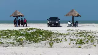 Semáforo amarillo no afecta la presencia de bañistas en playas de Ciudad del Carmen