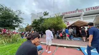 Largas filas  para placas y refrendo en Quintana Roo generan descontento 