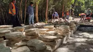 En la zona se aprecian volquetes, maquinaria pesada y personal de la Secretaría de la Defensa Nacional realizando labores de nivelación y compactación de la vía