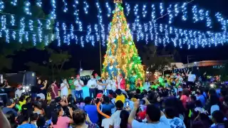 Decenas de familias no dudaron en sacar celulares para evidenciar este suceso que marcaba el inicio de las fiestas decembrinas en la villa